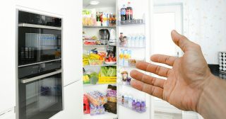 Skutečné využití spodního šuplíku v lednici. Češi ho dlouhé roky využívají špatně