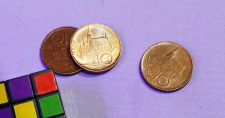 Na první pohled nenápadná desetikoruna může mít cenu přes půl milionu Kč. Rozhoduje detail, který většině lidí uniká