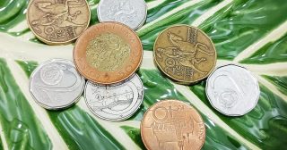 I v obyčejných padesátikorunách se skrývají poklady. Kousek z peněženky vám může na aukci vydělat tisíce korun