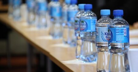 PET lahve se znovu mění: Po víčkách přijde na řadu další omezení