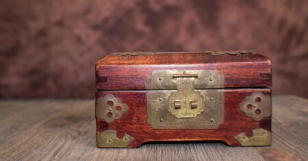 Voda odhalila tajemství staré stovky let. Ve sklepě domu v Říčanech se našel jedinečný poklad