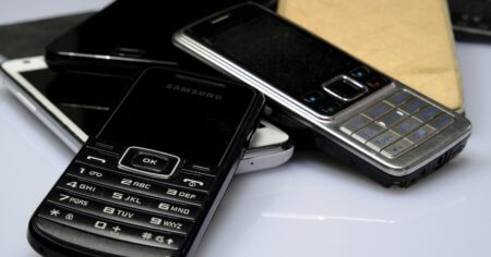 Starý mobil z šuplíku může mít cenu bytu. Sběratelé neváhají platit miliony