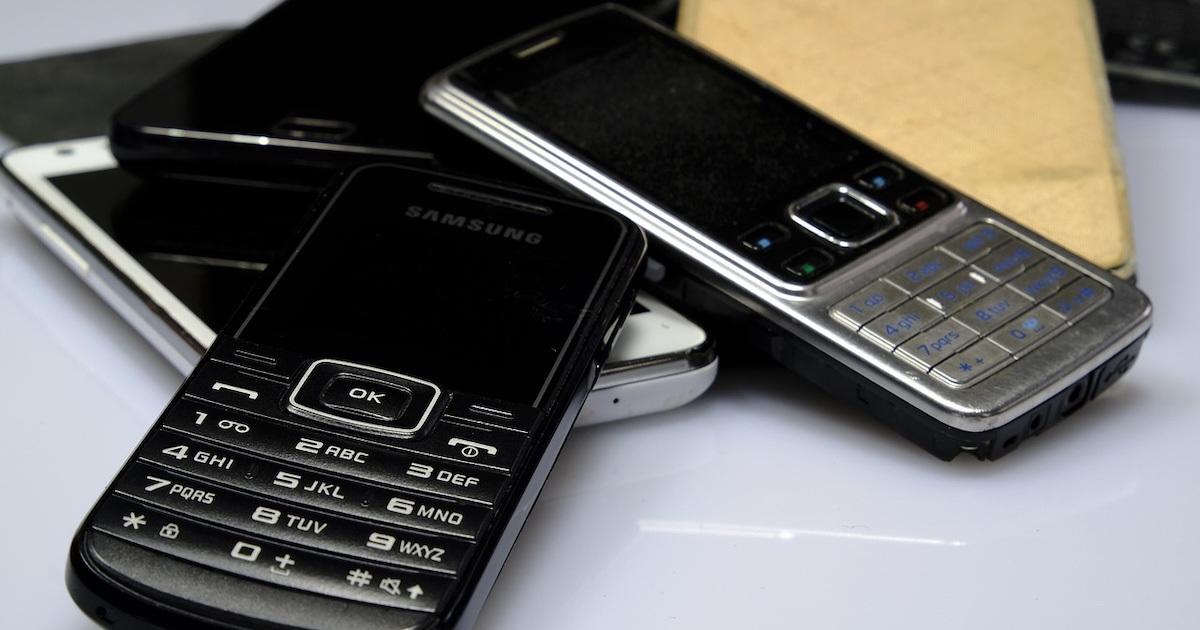 Starý mobil z šuplíku může mít cenu bytu. Sběratelé neváhají platit miliony