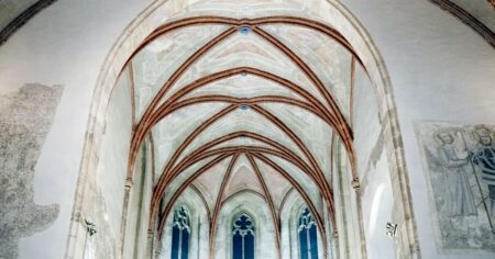 Záhadný pražský kostel lidé míjejí, přitom se na něj jezdí dívat lidé z celého světa