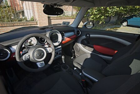 Častý zlozvyk českých řidičů. Mechanik vysvětlil, proč není dobré jezdit na neutrál