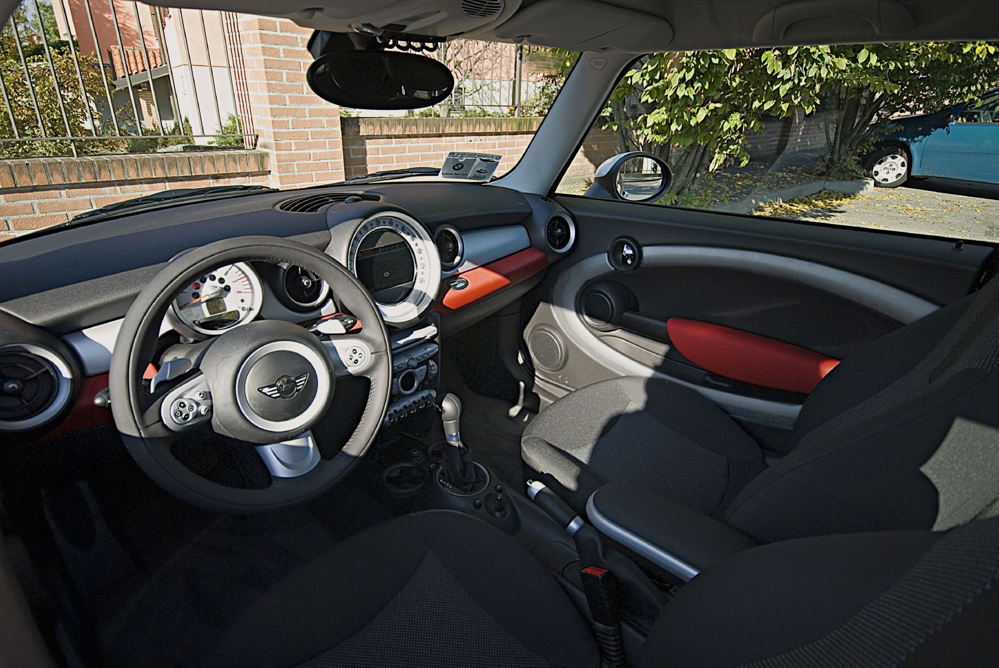 Častý zlozvyk českých řidičů. Mechanik vysvětlil, proč není dobré jezdit na neutrál