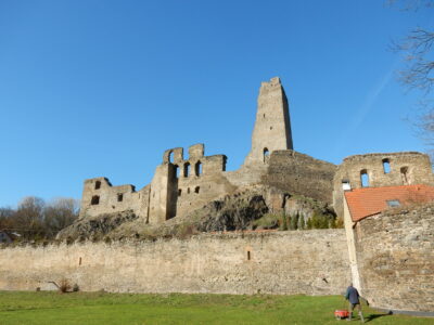 Na Okoři světla už nehoří… slavný hrad z písničky je jen pár minut od Prahy, přesto ho většina lidí nezná