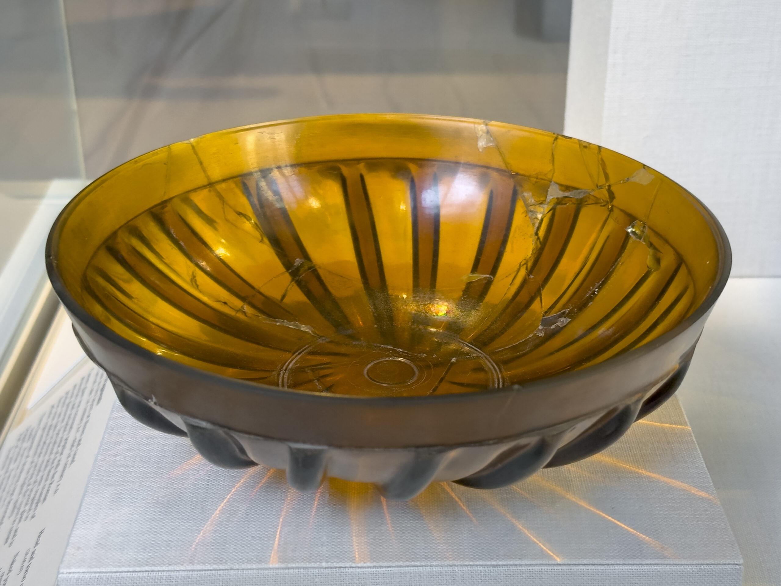 Nenápadné skleničky mohou být poklad. Stačí jeden detail a jste o 100 000 Kč bohatší