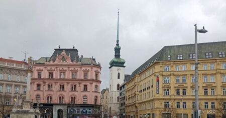 Turisté hledají v Brně ten slavný orloj. Když ho najdou, dostavuje se zklamání