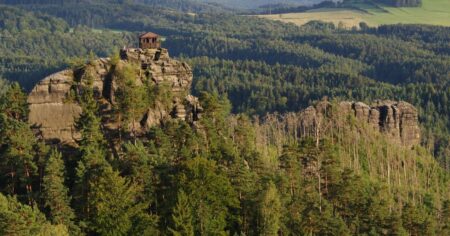 Na skok od Pravčické brány láká návštěvníky jedinečný ohnivec. Vznikl díky blesku a jeho umístění správci tají