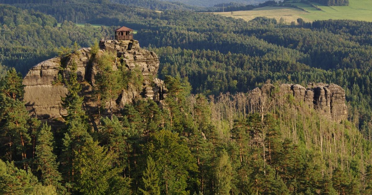Na skok od Pravčické brány láká návštěvníky jedinečný ohnivec. Vznikl díky blesku a jeho umístění správci tají