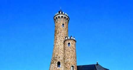 Všichni si myslí, že na ně po namáhavém výstupu čeká hrad. Česká rozhledna klame tělem dokonale