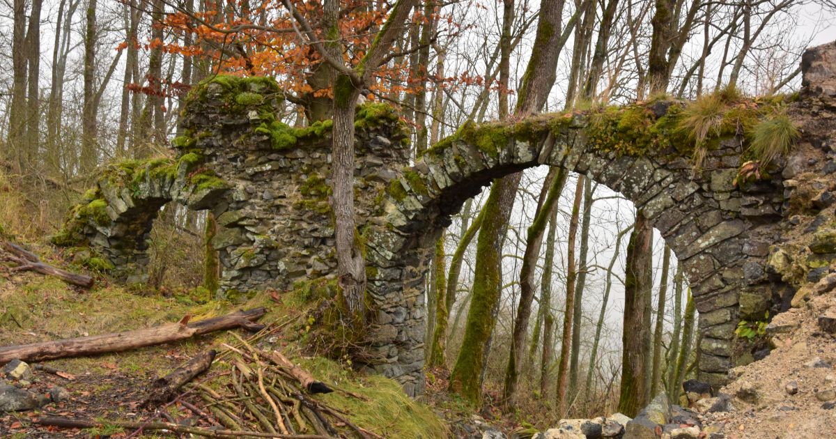 Stráž nad Ohří nabízí skutečnou cestovatelskou raritu. Za jeden den navštívíte nebe, peklo i ráj