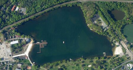 I Česko má své mrtvé moře. Unikátní Kamencové jezero milovníkům koupání prospívá