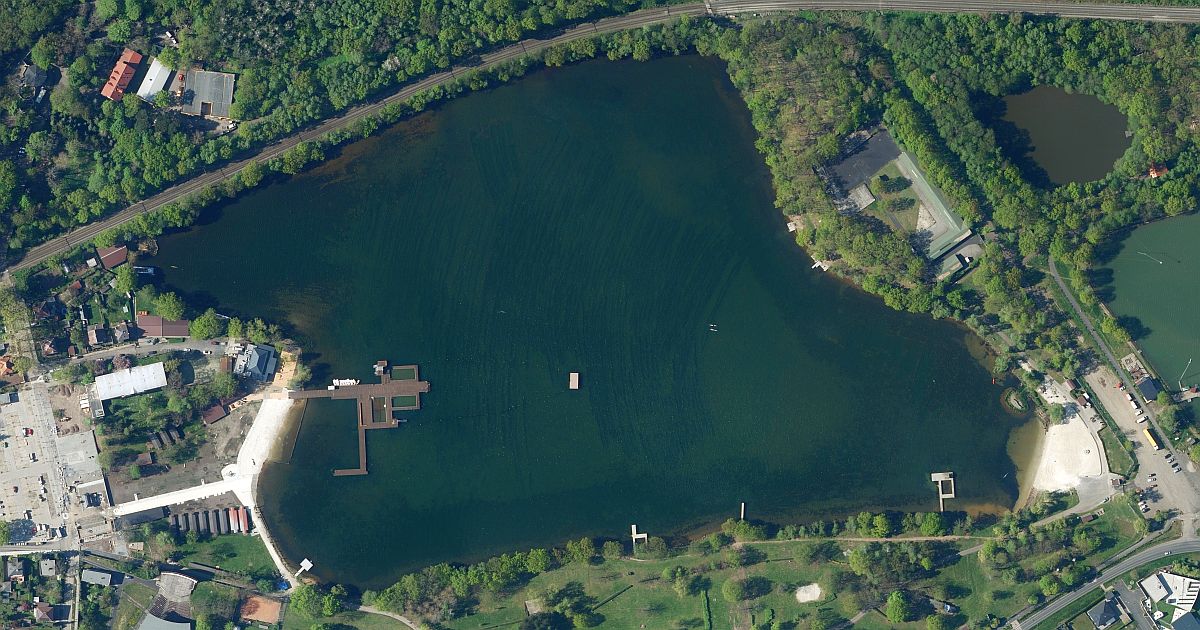 I Česko má své mrtvé moře. Unikátní Kamencové jezero milovníkům koupání prospívá