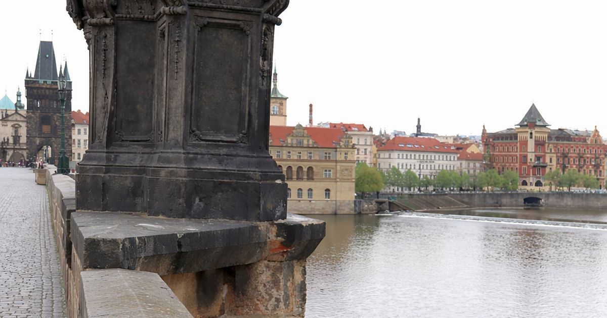 Karlův most svítí plynem jako jediný most na světě. Plynový plamen má teplotu chromatičnosti, kterou LED diody nedokážou věrně zopakovat
