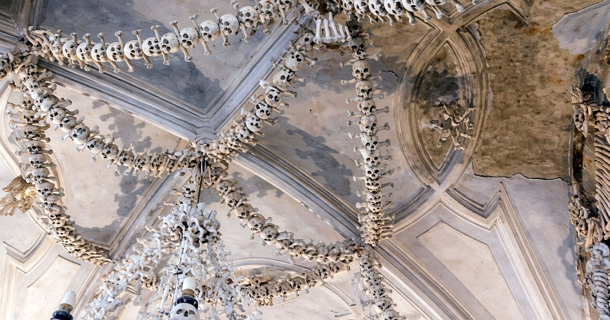 Podzemní kaple hřbitovního kostela Všech svatých zahraniční turisty děsí. Nechápou, jak můžeme v ČR vystavovat něco takového