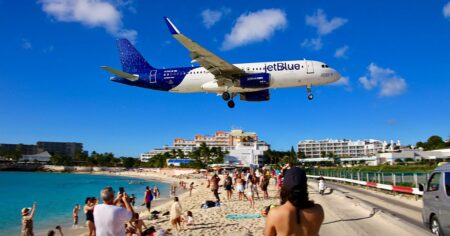 Tahle pláž není pro slabé povahy: Letadla tu přistávají mezi turisty