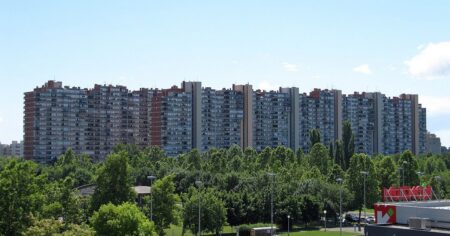 Jak se žije v největším paneláku? Příchod po 9. hodině večer není žádný med