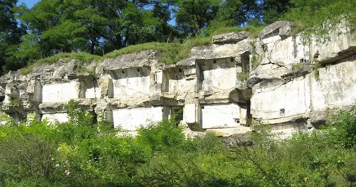 Při demolici pevnosti u Přemyšle byl nalezen muž, který přežil roky v podzemí