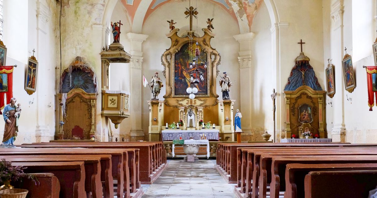 Opuštěný kostel skrývá poklad ze středověku. Dovnitř se skoro nikdo nedostane, brzy nejspíš zchátrá úplně
