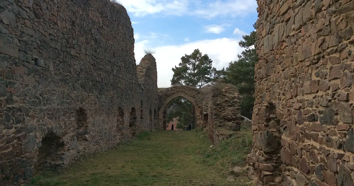 Založil ho Václav, Jan Lucemburský na něj nedal dopustit. Teď je z něj jedna z nejkrásnějších ruin u nás