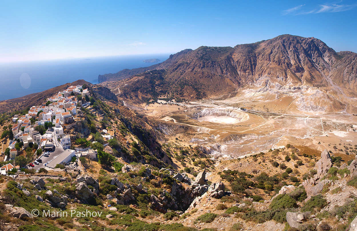 Dovolená na sopce: Řecký trpaslík, kde se projdete kráterem a saunu máte přímo v jeskyni