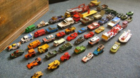 Než je vyhodíte, podívejte se na barvu. Tahle malá hračka se na aukci prodala za cenu bytu