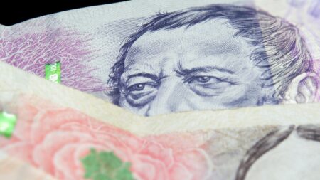 Obyčejná pětitisícovka se prodala za 25 milionů korun. Možná na ní sedíte i vy!
