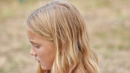 Věřila tátovi, skončila v base: Čtrnáctiletá dívka zabila macechu, aby „zachránila“ otce-monstrum