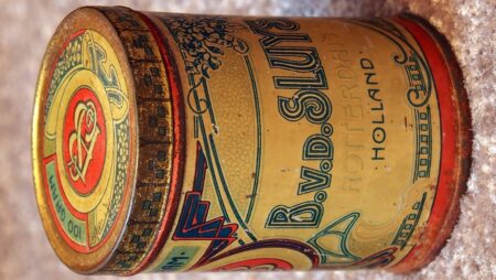 Nevyhazujte babiččin „odpad“. Stará dóza od čaje se může prodat i za tisíce