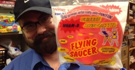 Chtěli si s ním házet i po smrti? Rodina proměnila tátu v hračku, kterou sám stvořil