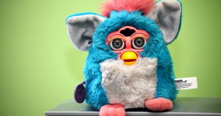 Děsil vás v noci ve skříni? Dnes vám tenhle mluvící plyšák může zaplatit nájem