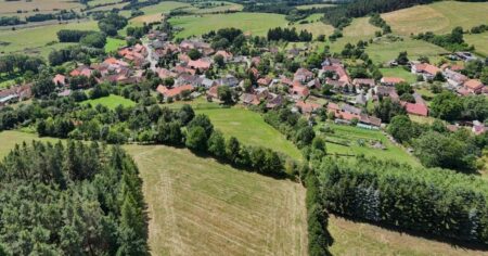 Hoštice 40 let po Slunci, senu: Místo slavné návsi vás dnes čekají ploty a zákazy