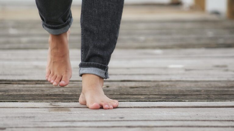 Zapomeňte na drastické diety: „Ďábelské“ pravidlo 6-6-6 slibuje břicho bez tuku jen díky obyčejné chůzi