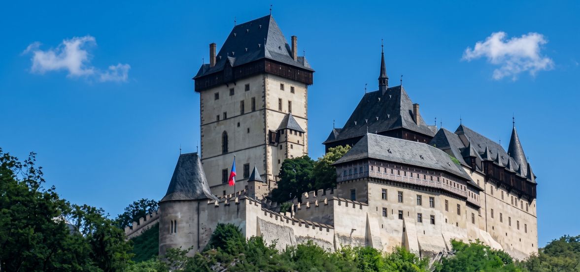 Není to jen hrad, je to obří trezor. Otec vlasti nechal ve stěnách Karlštejna vybudovat množství úkrytů