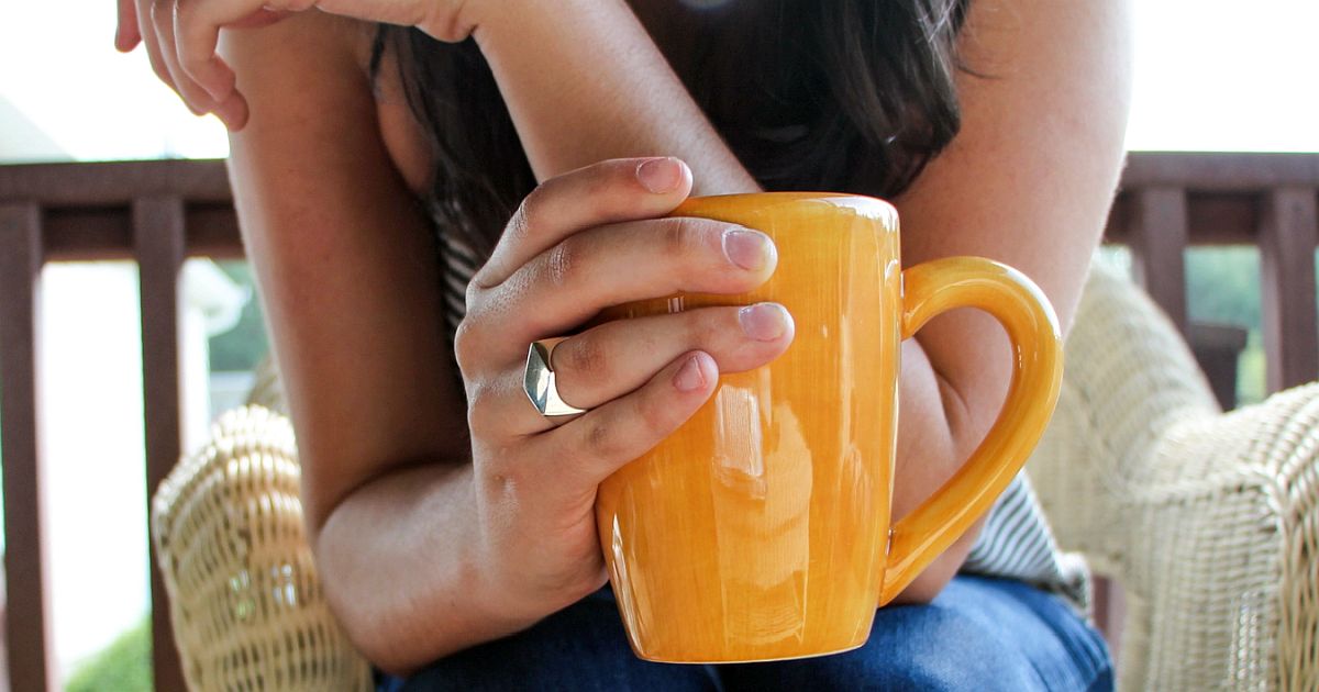 Přestaňte pít kávu hned po probuzení! Neurovědci odhalili 10minutový trik, který vás nakopne mnohem víc