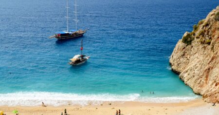 Dovolenkový ráj Čechů v troskách: Tam, kde byla hudba, je dnes jen ticho a strach