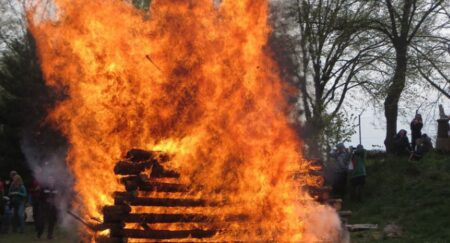 Konec pálení čarodějnic kvůli jedné novele: Pokud zapálíte vatru, hrozí vaší obci likvidační pokuta