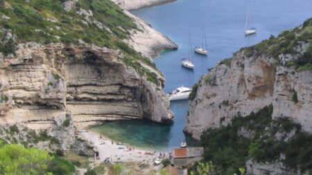 Zapomeňte na přeplněné pláže! Objevte ostrov, kde se zastavil čas a kde ožila Mamma Mia