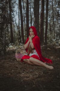 Zmizela pár kroků od domova: Tragédie „Červené karkulky“ dodnes děsí Británii