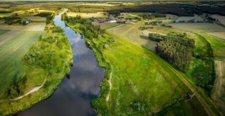 Technická památka mezi Cidlinou a Mrlinou: Průvodce putováním po břehu Sánského kanálu