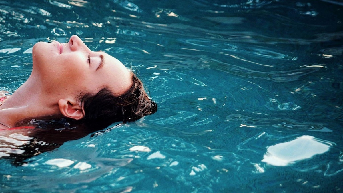 Zima, která zabíjí a ona v ní plave. Češka posouvá hranice lidských možností