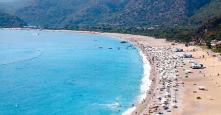 Varování před dovolenkovou sezónou 2026: Do těchto oblíbených rájů raději nejezděte