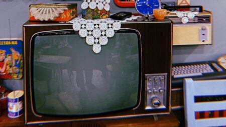 Než to vyhodíte, podívejte se na dno! Starý talíř po babičce vás může královsky odměnit