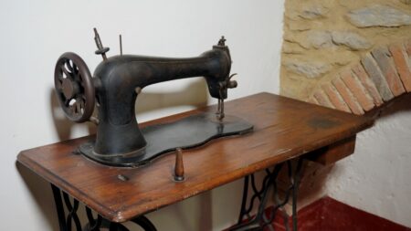 Máte doma starý šicí stroj? Může mít hodnotu tisíců až desetitisíců, stačí drobná značka