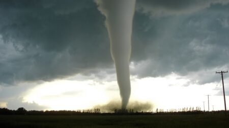 Uvnitř smrtícího víru: „Byla tam tma a čekal jsem na ránu.“ Vědec přežil vtažení do tornáda a promluvil