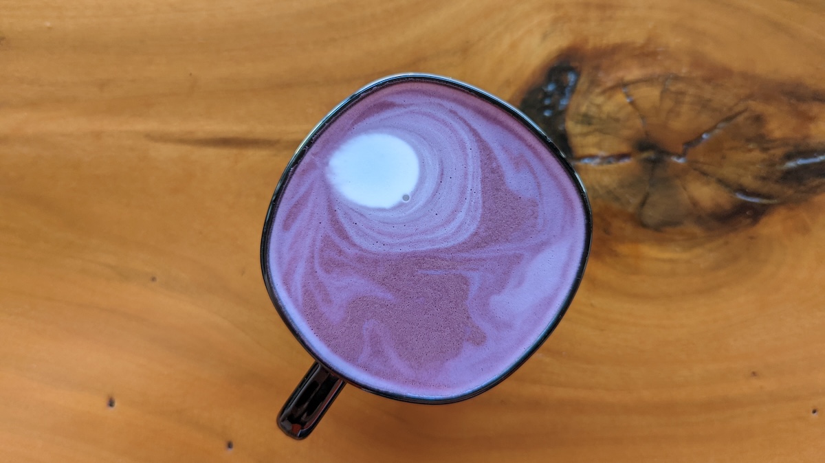 Zapomeňte na Matchu! Kavárny ovládl nový fialový drink, který chutná jako tekutý dezert