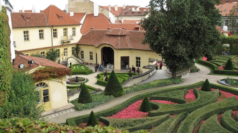 Turisté proudí kolem, ale tohle místo míjejí. Objevte nejtajnější zahradu Malé Strany