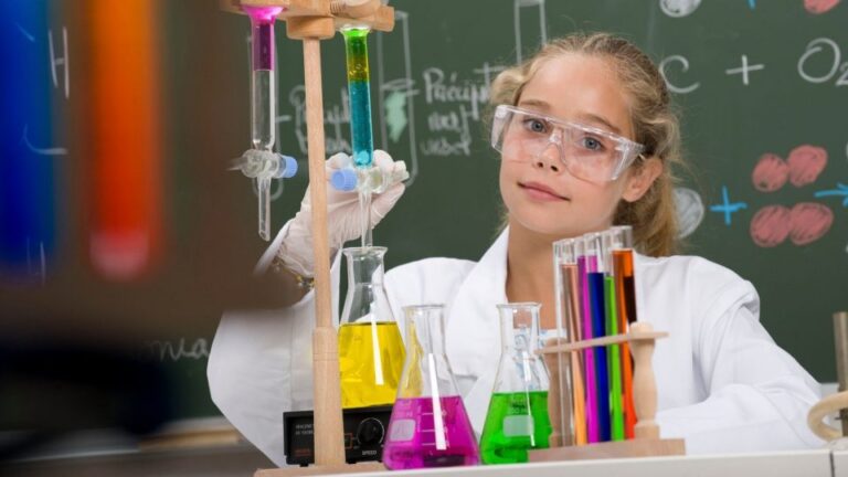 H2O zná každý, ale co ty ostatní? Kdo pozná správně 7 z 10 chemických prvků, má lepší paměť než 90 % české populace